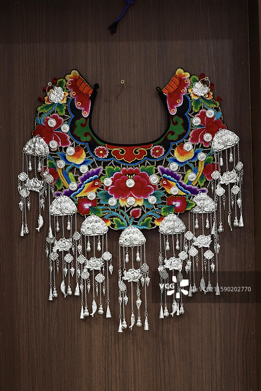 苗族刺绣银饰图片素材