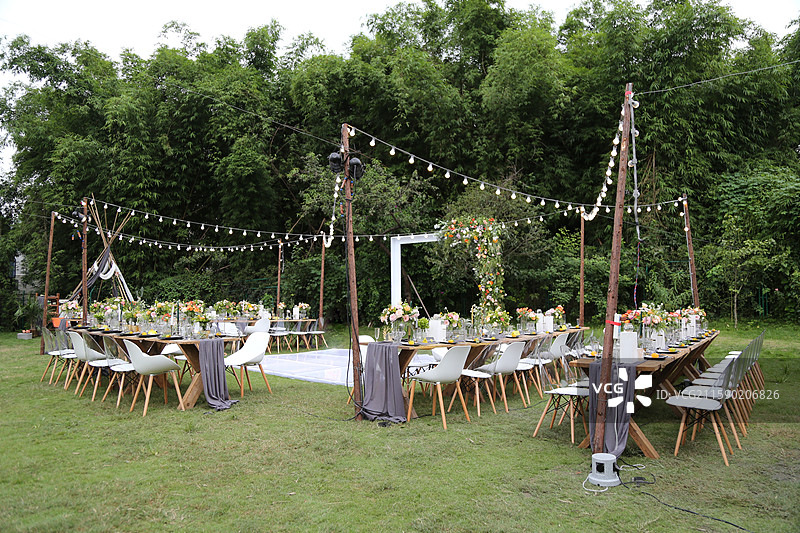 浪漫草坪派对的餐桌布置图片素材