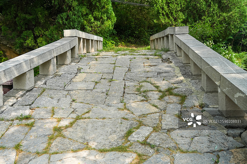 山东济南章丘区朱家峪村具有百年历史的石板桥图片素材