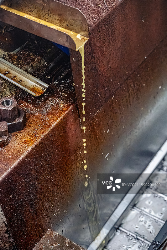 轮槽铣刀数控机床产生的冷却液废液 工厂车间内景 金属圆筒切削沟槽 大国重器精密制造图片素材
