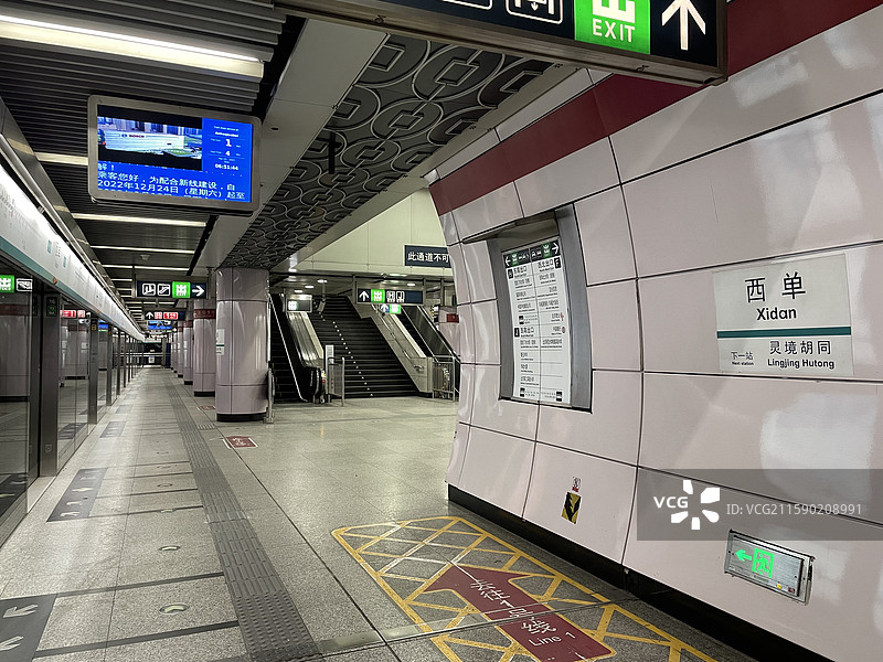 北京西单地铁站站台图片素材
