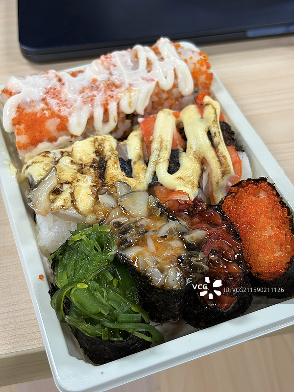 一盘丰富多样的寿司拼盘图片素材