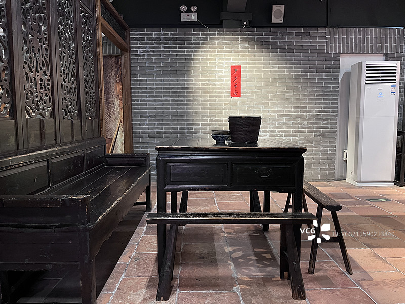 古代客厅 古董家具 八仙桌 木凳 木屏风图片素材