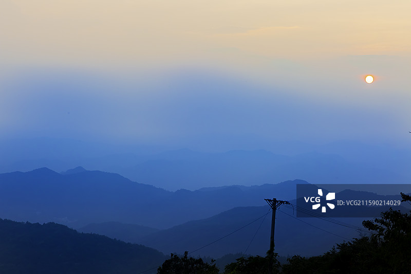 湖北黄冈：黄狮寨湖北英山界的金色的日出和晚霞图片素材