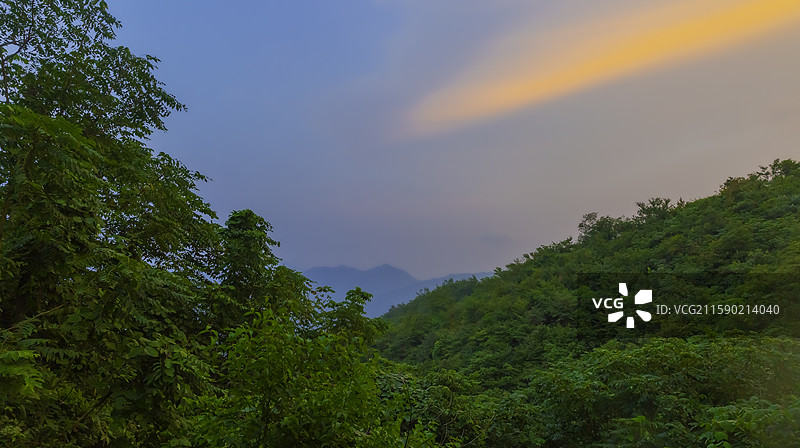 安徽省六安市金寨县境内黄狮寨金色的彩云图片素材