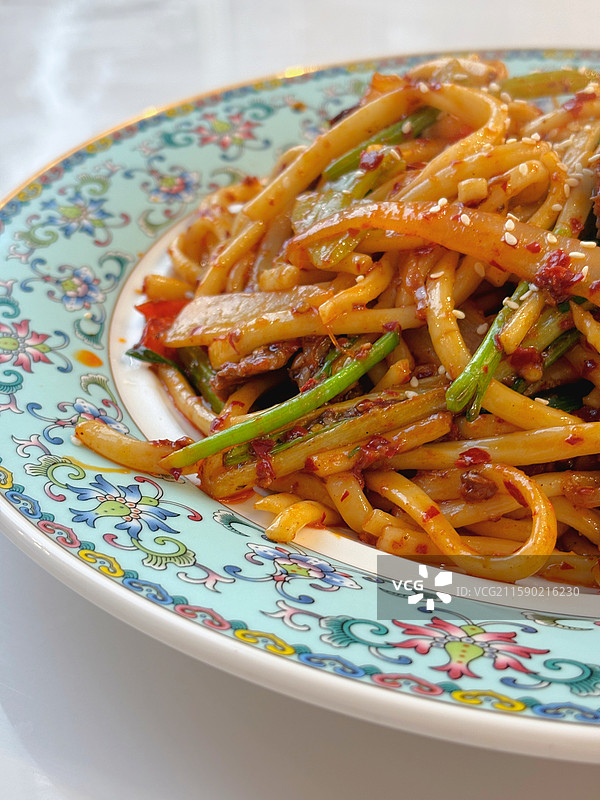 以韭菜和面条为主料的新疆传统面食干煸炒面图片素材