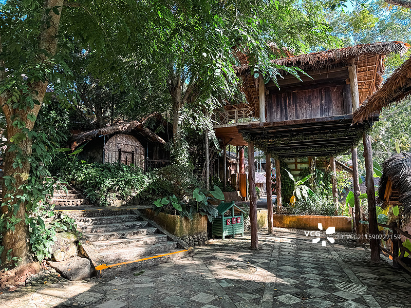 海南槟榔谷黎苗文化旅游区 黎族民居 少数民族 谷仓 茅屋图片素材