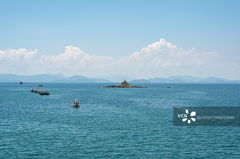 夏季蓝天白云下的海岛图片素材