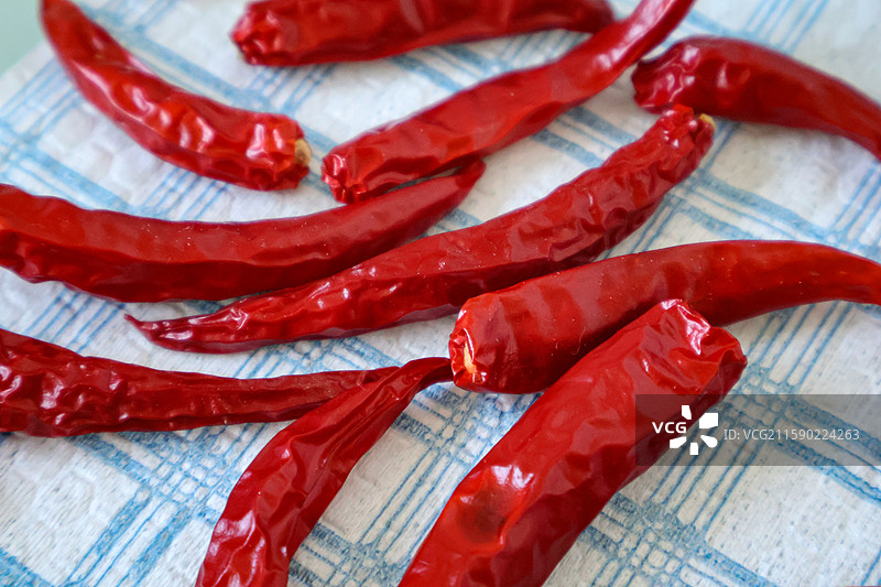 格子桌布上的红色小米辣干辣椒图片素材