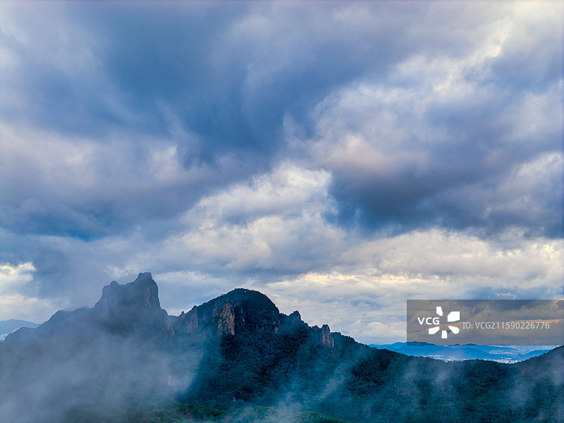 浦江仙华山群山云雾风光航拍图片素材
