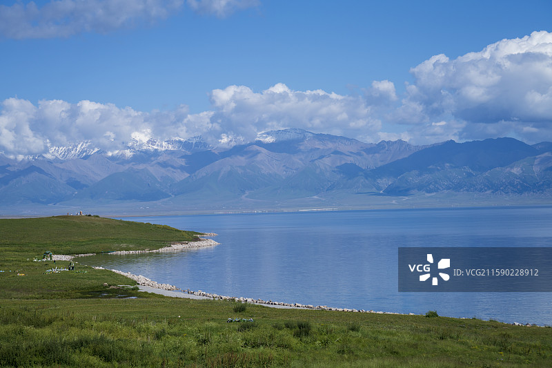 赛里木湖雪山湖水草坪风光图片素材