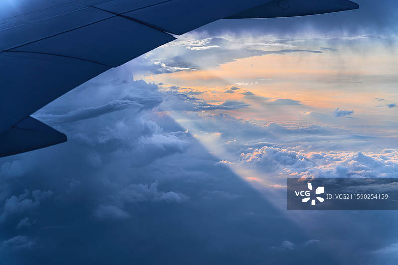 波音787梦想客机 飞跃天空云层日落航拍图片素材