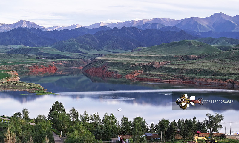 2025年7月24日，甘肃省张掖市民乐县双树寺水库碧波荡漾，一幅水清景美的生态画卷。图片素材
