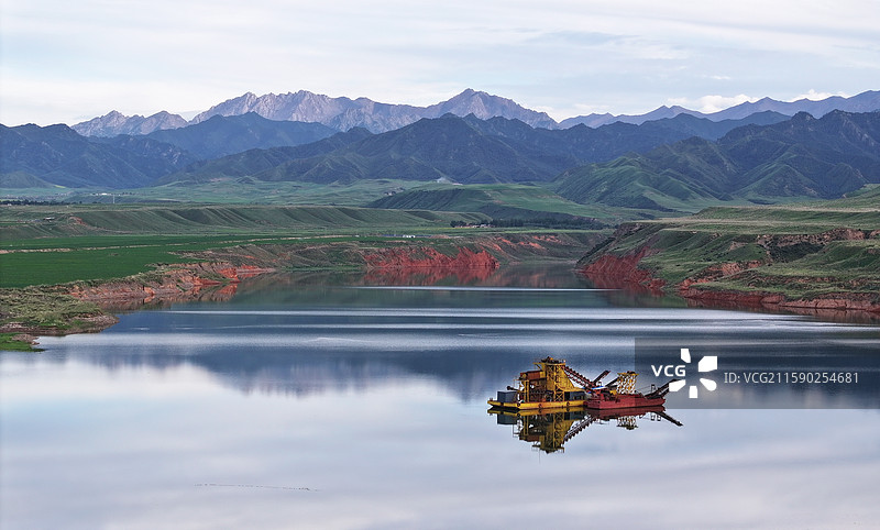 2025年7月24日，甘肃省张掖市民乐县双树寺水库碧波荡漾，一幅水清景美的生态画卷。图片素材