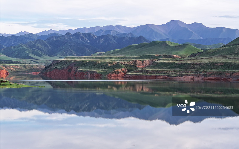 2025年7月24日，甘肃省张掖市民乐县双树寺水库碧波荡漾，一幅水清景美的生态画卷。图片素材