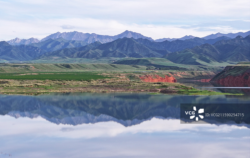 2025年7月24日，甘肃省张掖市民乐县双树寺水库碧波荡漾，一幅水清景美的生态画卷。图片素材