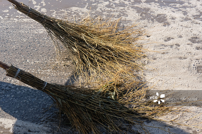 城市环卫工人。清理雨后积水。打扫卫生。城市道路街道交通。劳动者劳动人民劳动节图片素材