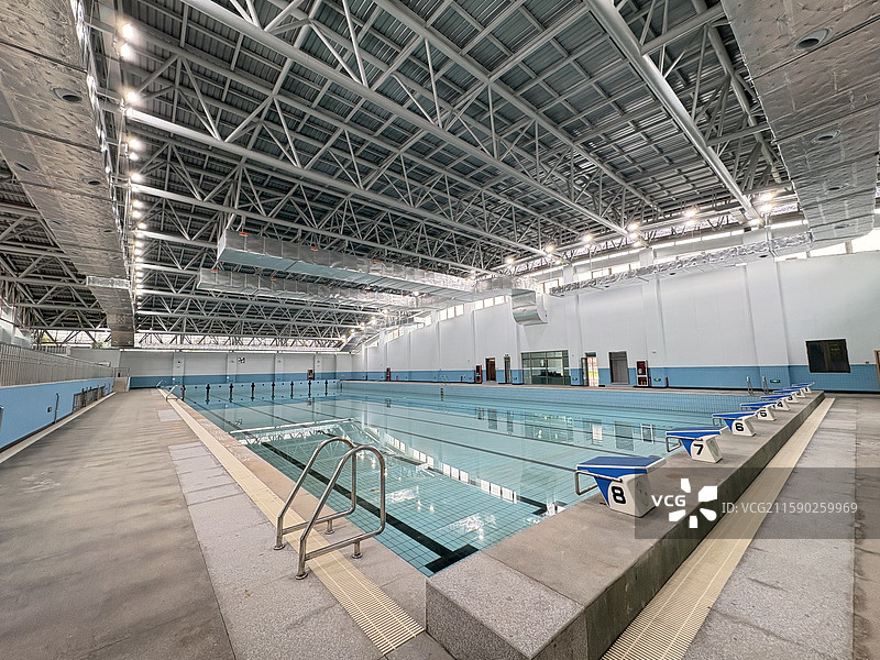 室内标准游泳池场馆内景图片素材