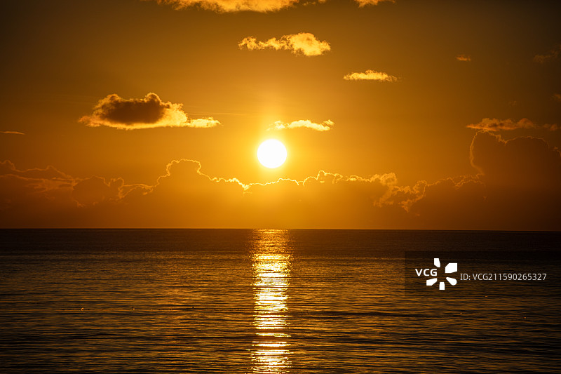 海上金色日落余晖图片素材