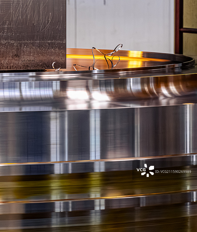 双柱5米数控立车 机电设备加工切削 轮槽铣刀数控机床 工厂车间内景 金属圆筒切削沟槽 大国重器图片素材