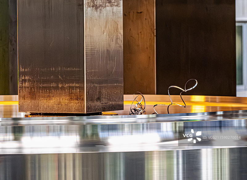 双柱5米数控立车 机电设备加工切削 轮槽铣刀数控机床 工厂车间内景 金属圆筒切削沟槽 大国重器图片素材