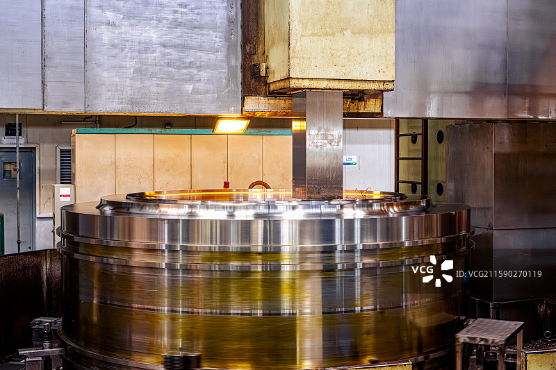 双柱5米数控立车 机电设备加工切削 轮槽铣刀数控机床 工厂车间内景 金属圆筒切削沟槽 大国重器图片素材