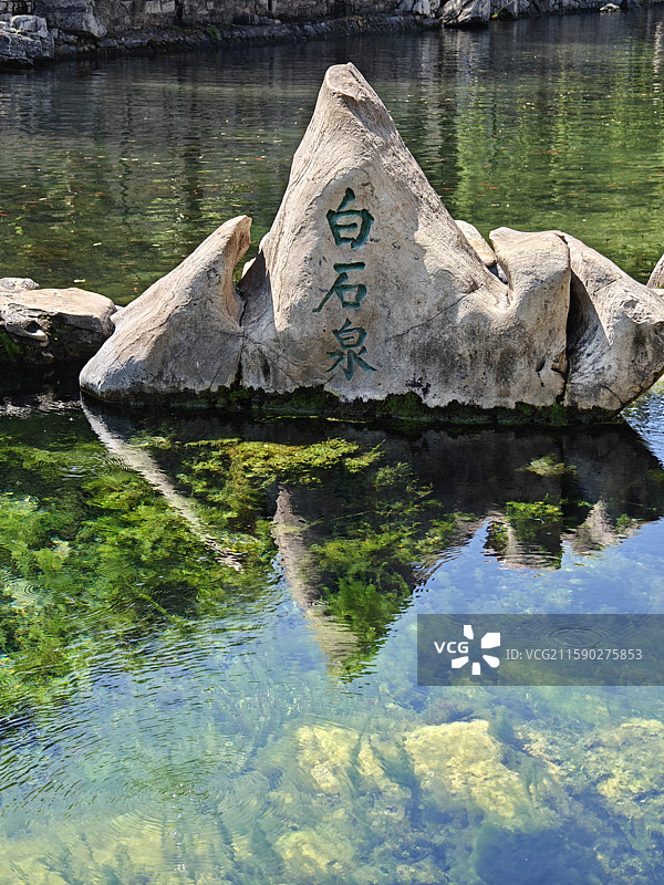 济南白石泉油画般色彩的水面图片素材