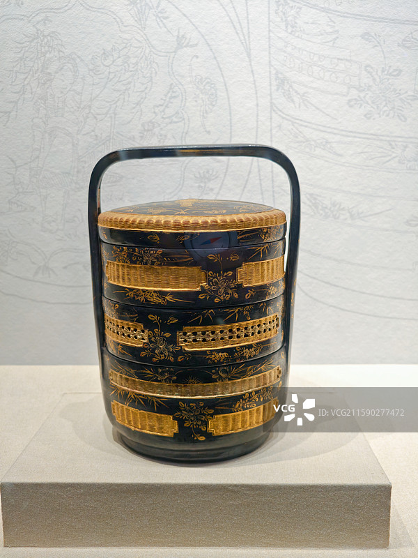 广西壮族自治区博物馆民国时期黑漆描金"永春"仕女图提壶图片素材