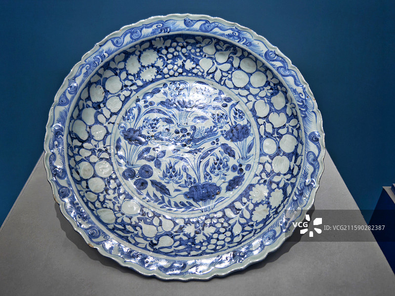 元代青花莲池鸳鸯图菱花口盘图片素材