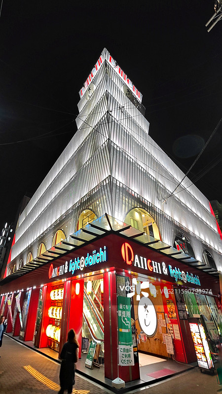 大阪新世界是大阪的标志性街区，复古氛围浓郁，美食丰富，有通天阁等景点，夜晚霓虹璀璨图片素材