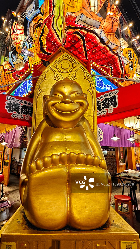 大阪新世界是大阪的标志性街区，复古氛围浓郁，美食丰富，有通天阁等景点，夜晚霓虹璀璨图片素材