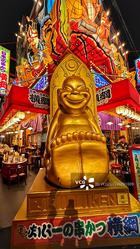 大阪新世界是大阪的标志性街区，复古氛围浓郁，美食丰富，有通天阁等景点，夜晚霓虹璀璨图片素材