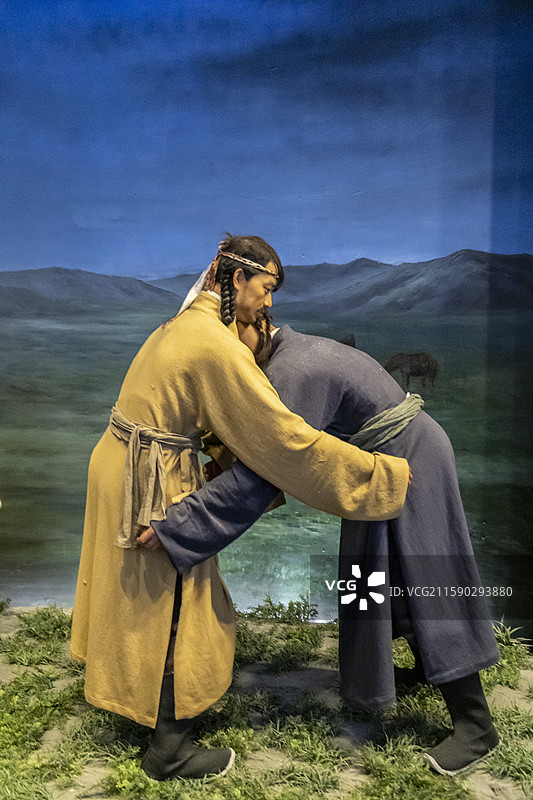 呼和浩特市王昭君博物院：摔跤歌舞情景（匈奴人在秋高马肥时，要举行盛大聚会，即后来的“那达慕大会”）图片素材