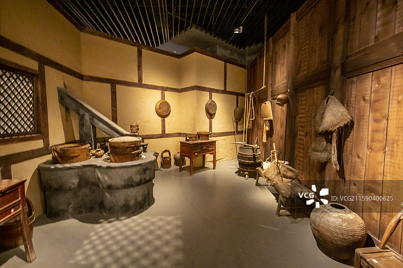 呼和浩特市王昭君博物院：昭君故居复原——厨房、双灶台、蓑衣、农具、架子床、梳妆台，中堂：八仙桌、长案图片素材