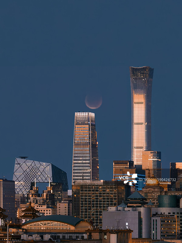 这是二张照片二次曝光，七号半夜1点半左右的红月亮图片素材