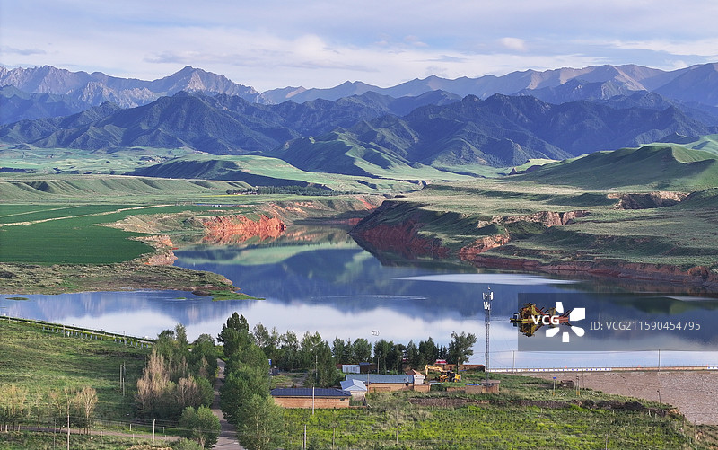 2025年7月24日，甘肃省张掖市民乐县双树寺水库碧波荡漾，一幅水清景美的生态画卷。图片素材
