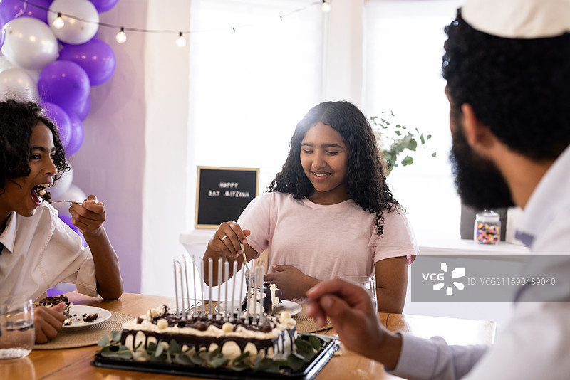 家庭在家庆祝巴特米茨瓦，分享快乐的时刻与蛋糕。图片素材