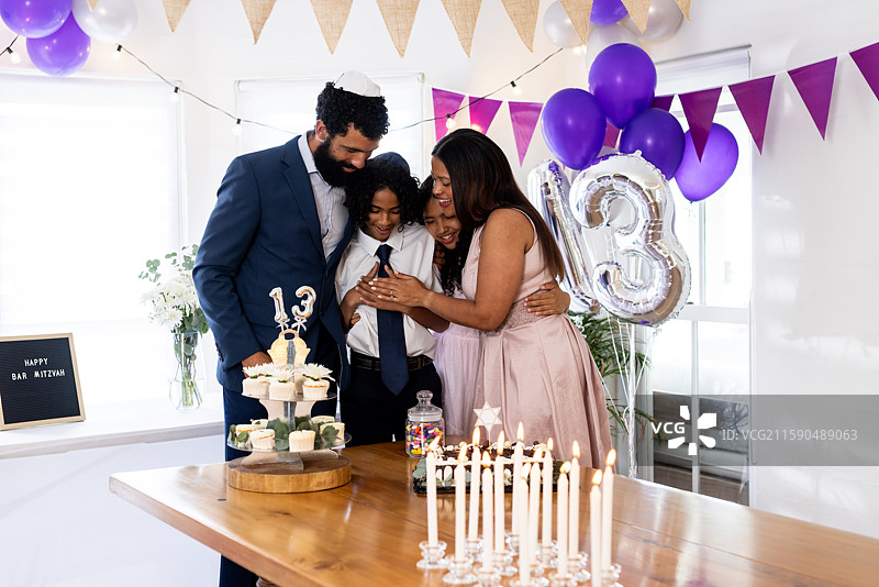 庆祝成人礼，家人们一起分享快乐的时刻，享用蛋糕和装饰。图片素材