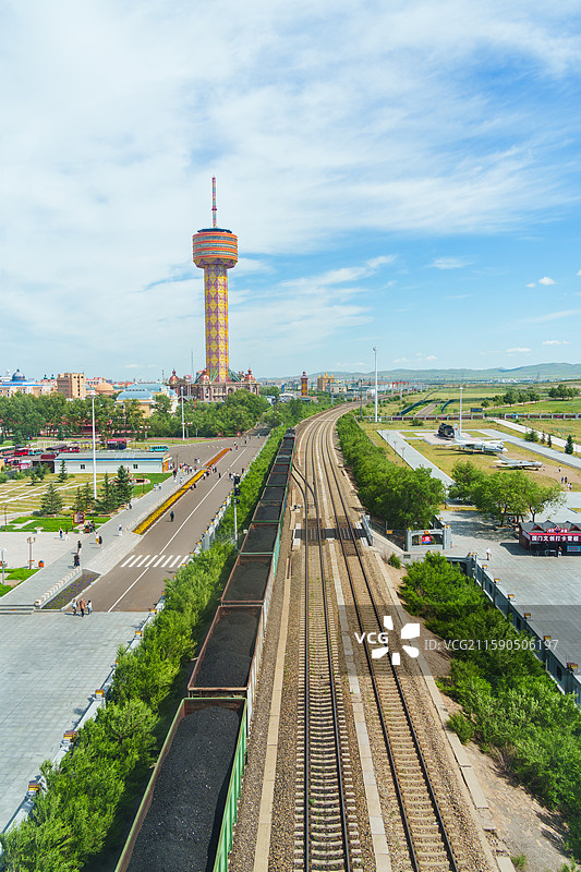 内蒙古呼伦贝尔市满洲里市中俄边境国门景区，中俄互市贸易旅游区，俯瞰北疆明珠观光塔图片素材