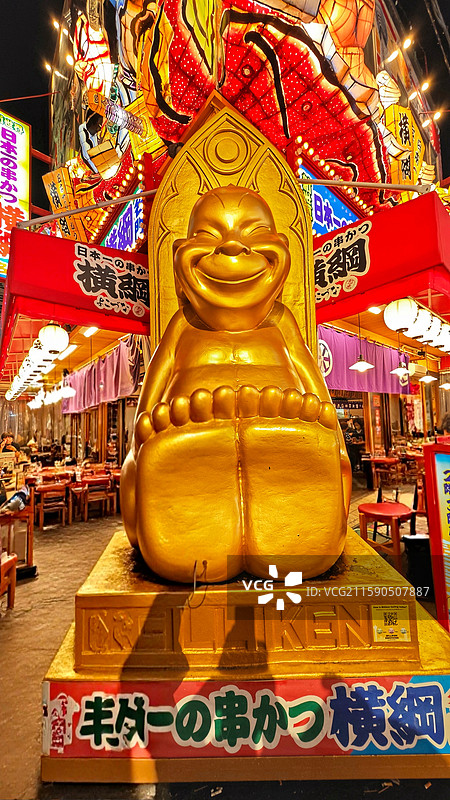 大阪新世界是大阪的标志性街区，复古氛围浓郁，美食丰富，有通天阁等景点，夜晚霓虹璀璨图片素材