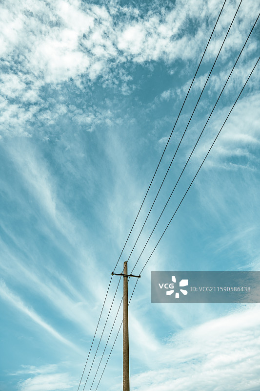 蓝天之下的电线杆与电线图片素材