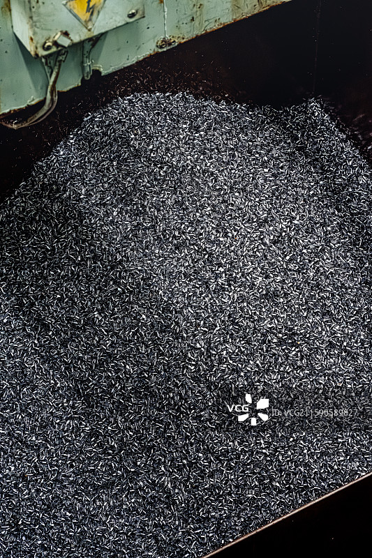 轮槽铣刀数控机床产生的金属碎屑 传送履带 工厂车间内景 大国重器精密制造图片素材