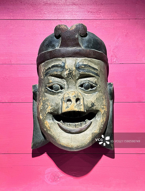 中式传统民间艺术木雕人像面具图片素材