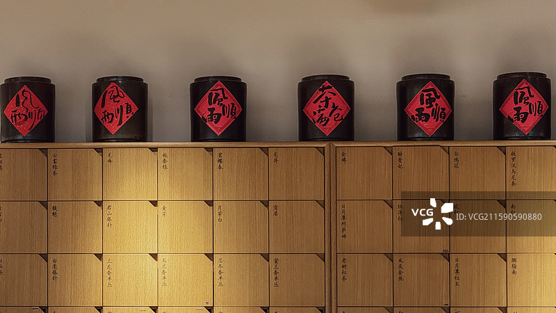 木制茶柜和茶叶罐_茶文化中式图片素材
