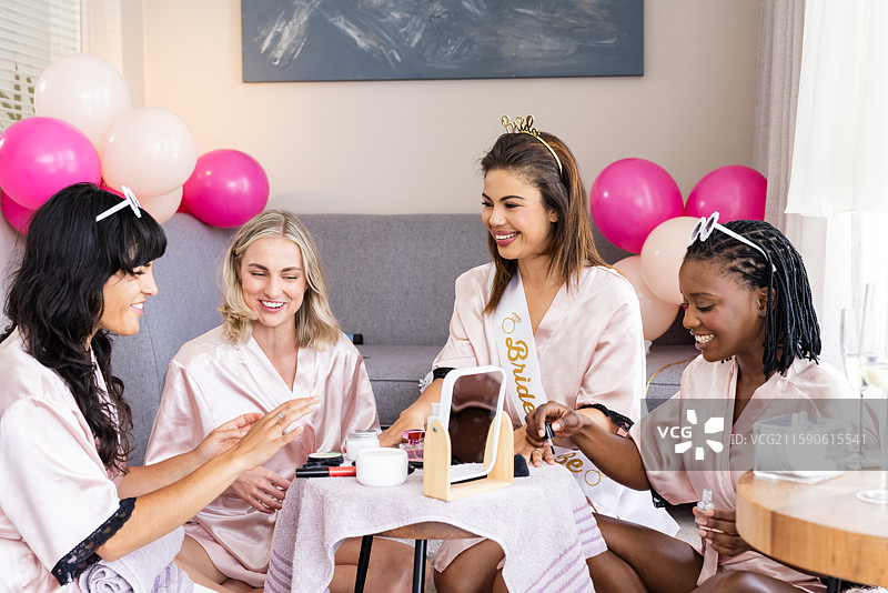 穿着长袍的女性在家中享受化妆和欢笑的婚礼派对图片素材