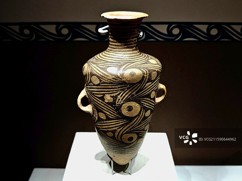 旋纹双耳彩陶尖底瓶 马家窑类型  甘肃省博物馆藏 1971年陇西县吕家坪出土 北京艺术博物馆展览图片素材
