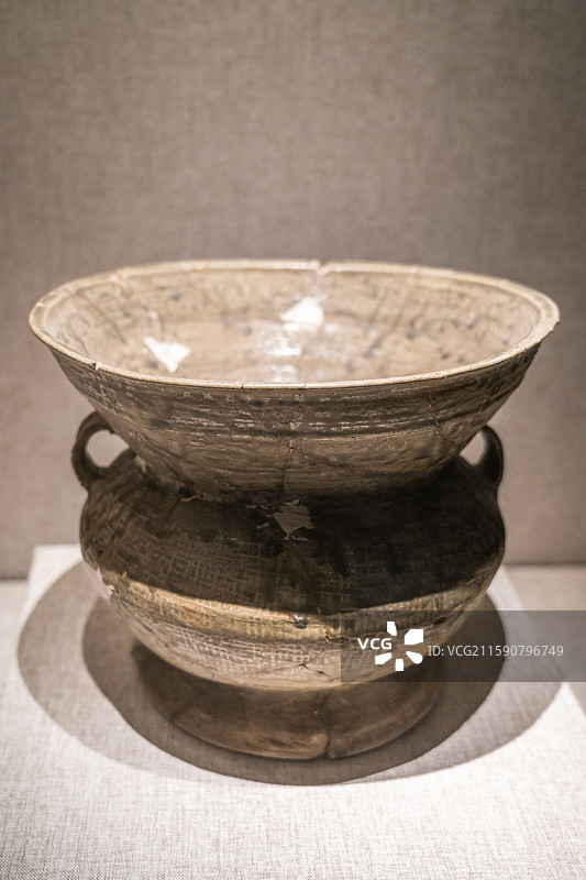 原始瓷大口尊（西周）河南博物院藏 铜圆觚（西周）河南博物院藏 1997年鹿邑县太清宫镇长子口墓出土图片素材