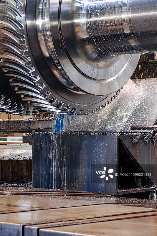 燃气轮机转子加工制造 轮槽铣刀数控机床 工厂车间内景 金属圆筒切削沟槽 大国重器精密制造图片素材