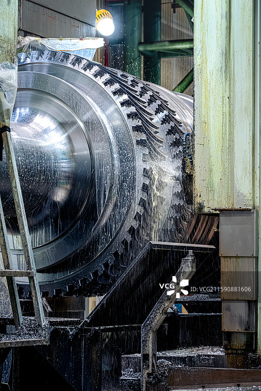 燃气轮机转子加工制造 轮槽铣刀数控机床 工厂车间内景 金属圆筒切削沟槽 大国重器精密制造图片素材