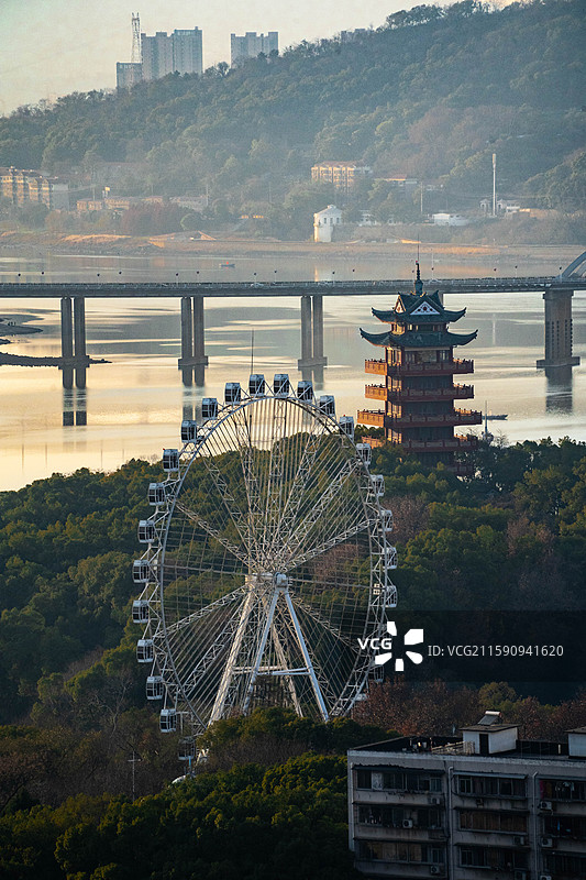 湖南株洲神农公园神农阁与摩天轮的古今同框图片素材